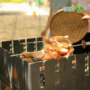 Gia đình quây quần nướng thịt cùng nhau
