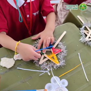 Các con được tận tay làm lồng đèn Trung thu cho riêng mình